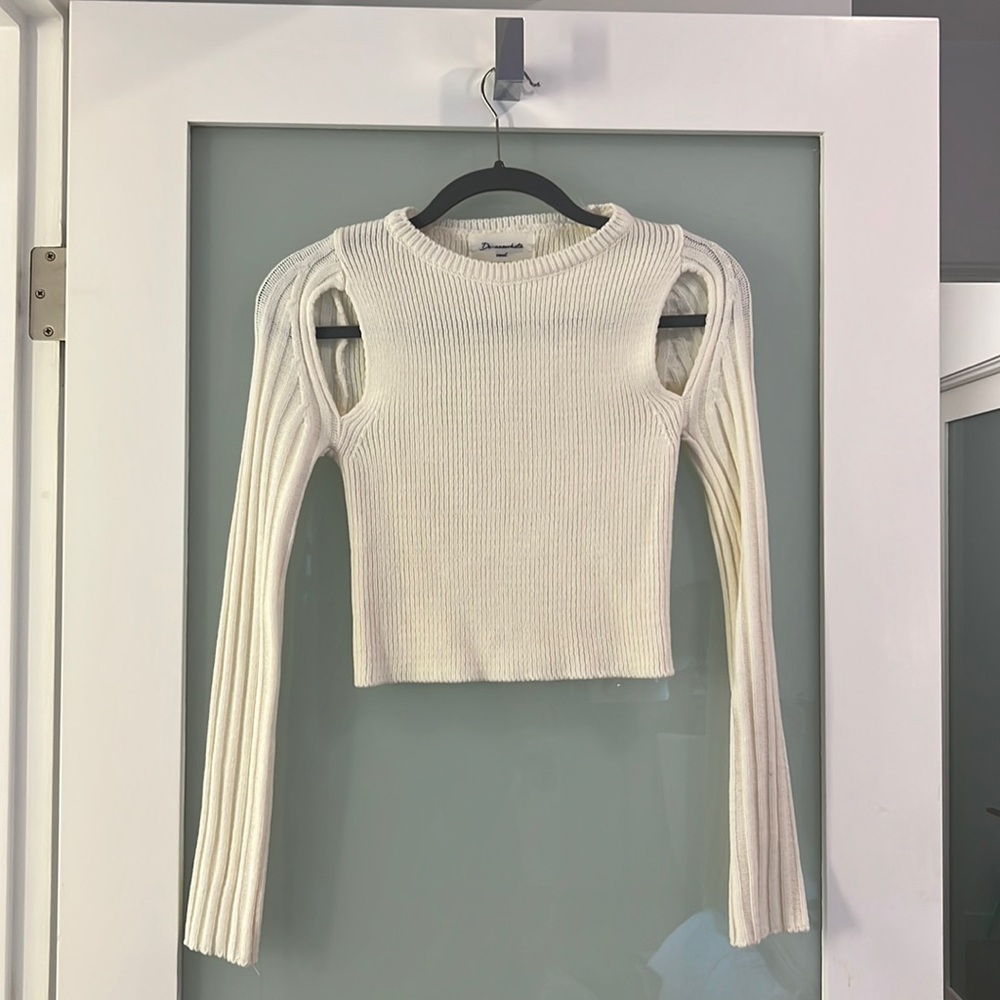 De-aeseohsta Cutout Sweater